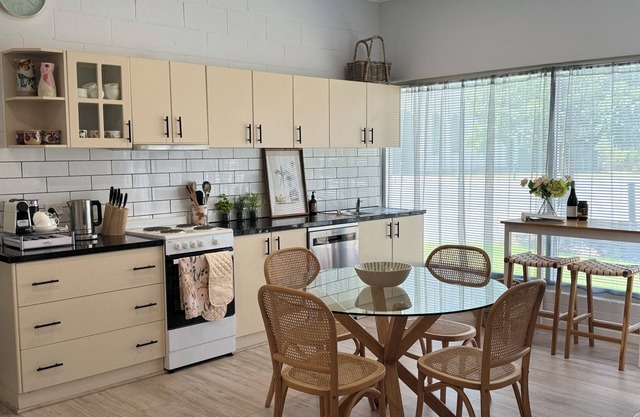 Main street accommodation near the Murray River and wineries!