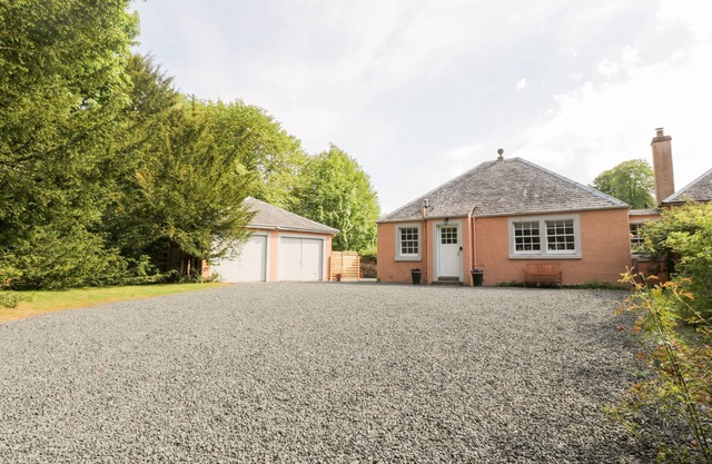 MAISIE'S COTTAGE, romantic, with a garden in Dunblane