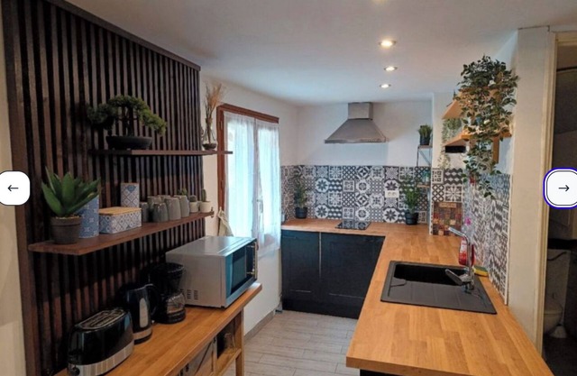 Maison à Colombages Dans Cour Privée Avec Jardin sur les Remparts du Village