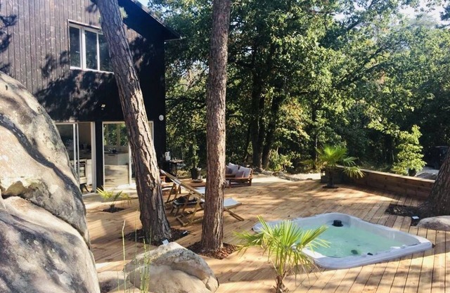Maison atelier d'artiste dans les arbres and jacuzzi, 50 km from Paris