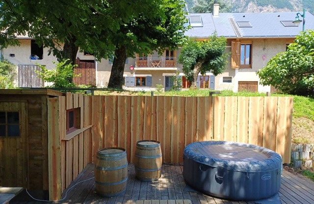 Maison au Carrefour de Trois Massifs Montagneux Somptueux !