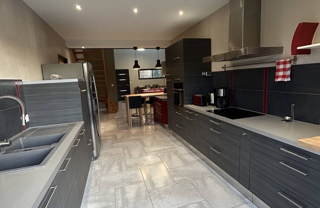 Maison Avec Piscine et Jacuzzi, à 10min du Centre Ville à Pieds. Parking Privé