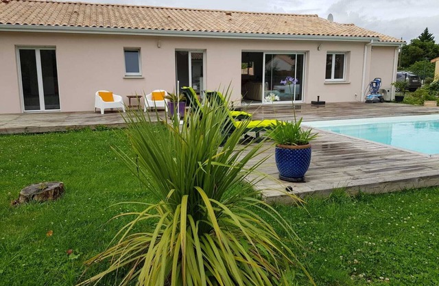 Maison Avec Piscine et Jardin Près du Lac, des Plages et de la Piste Cyclable