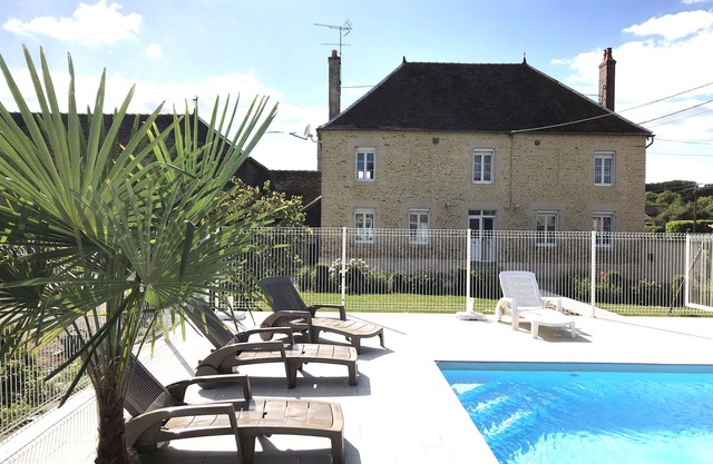 Maison avec piscine chauffée et vaste terrain au cœur des lacs et du vignoble