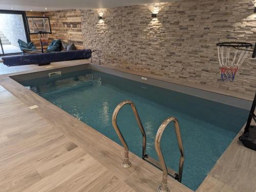 Maison avec piscine intérieure, terrasse et Wi-Fi gratuit à Curel - FR-1-611-92