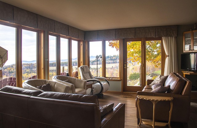 Maison Canadienne, 53-acre domain spectacular views on the river, hiking trails