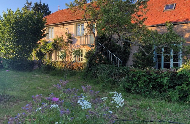 Maison Chaleureuse Dans Joli Village Bourguignon, Grand Jardin un peu Romantique