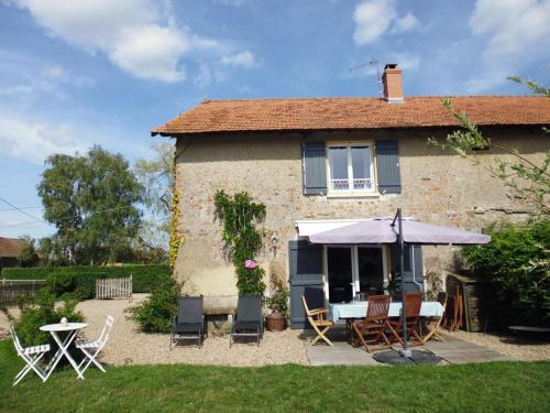 Maison champêtre rénovée avec cheminée, terrasse et jardin - Idéale pour familles et amis - FR-1-489-227