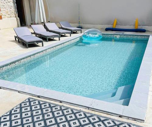 Maison cosy avec jardin & piscine chauffée