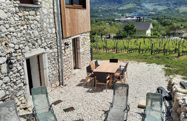 Maison de Campagne Proche Viarhôna Avec Jacuzzi