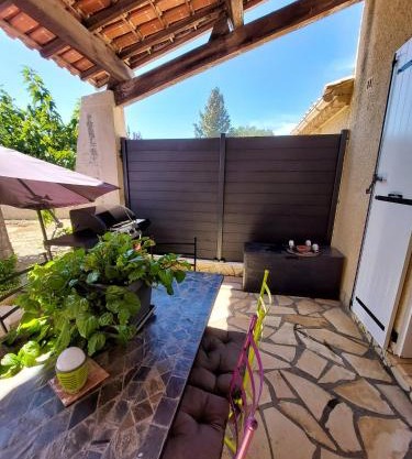 Maison de charme à Autignac avec vue sur jardin et montagne