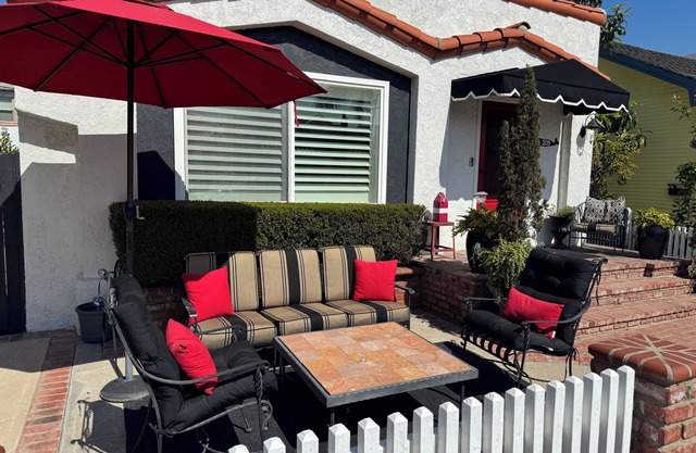 "MAISON DE FLEURS" BELMONT SHORE - GUEST FAVORITE - PRIVATE YARD - GARAGE - A/C