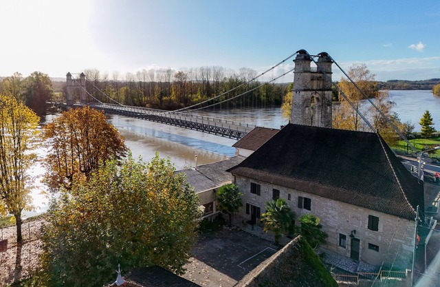Maison de Charme en Pierres, les Pieds Dans L'eau