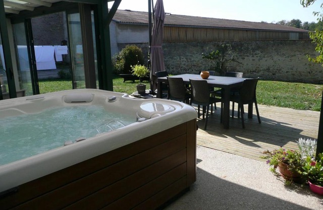Maison de Charme avec Spa et Véranda - Proche Thermes de Vittel et Cité des Images - FR-1-589-252