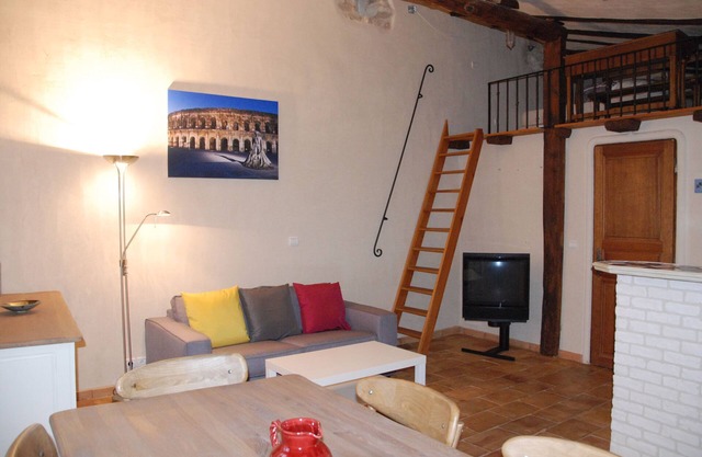 Maison de Village Avec Terrasse et Garage Près du Pont du Gard