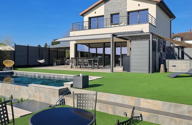 Maison du lac, 1h from Lyon and Genèves, Jacuzzy, swimming pools, magnificent lake view.