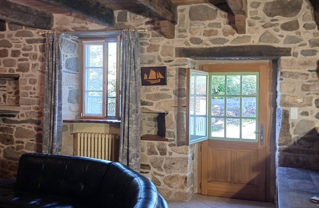 Maison en Pierres au Faou, Centre Bourg et ses Services Accessibles à Pied