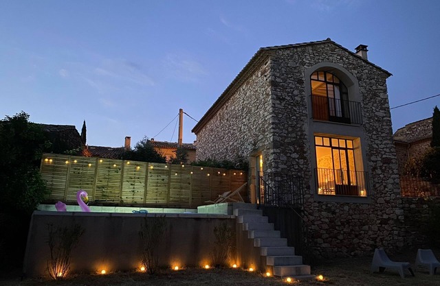 Maison Entière en Pierre Avec Piscine au Cœur D'un Village Typique