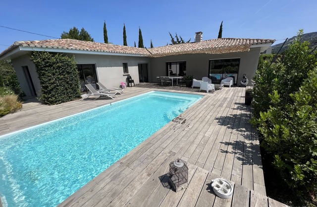 Maison Récente Avec Piscine au Coeur du Luberon