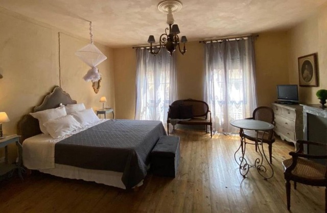 Maison Surplombant la Rivière Dans Lancien Bourg Médiéval