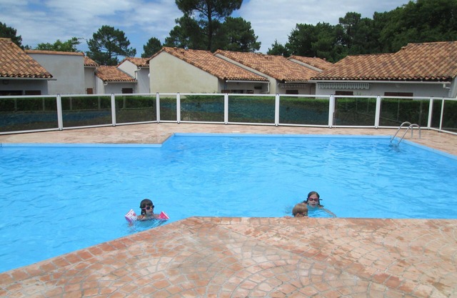 Maisonette shaded garden, with swimming pool, ideal couple and 2 children