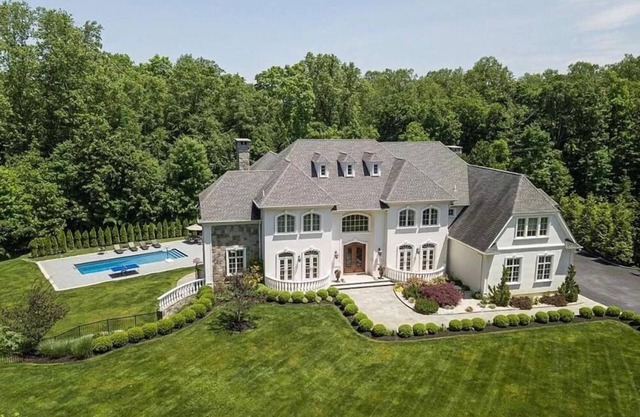 Majestic 6-bedroom mansion in enchanting Katonah with pool