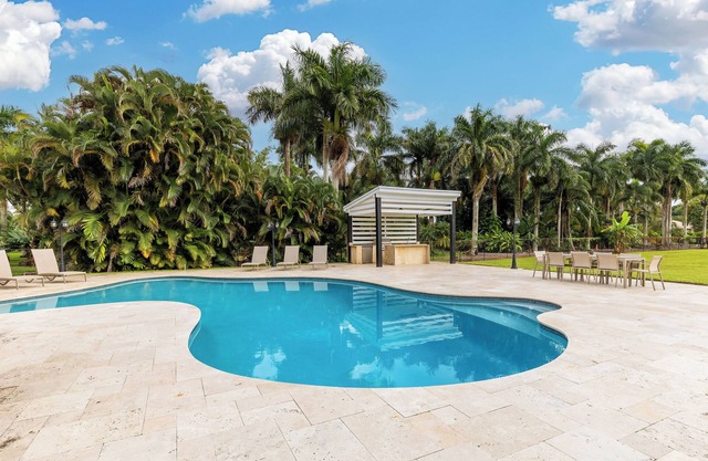 Majestic Home 7 Bedroom w/Heated Pool, Massive Yard & Driveway