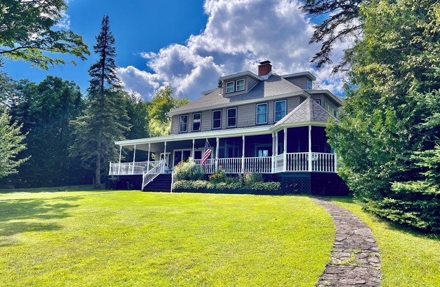 MAJESTIC LAKE PLACID WATERFRONT GREAT CAMP-6 BR- each w/private full bath.