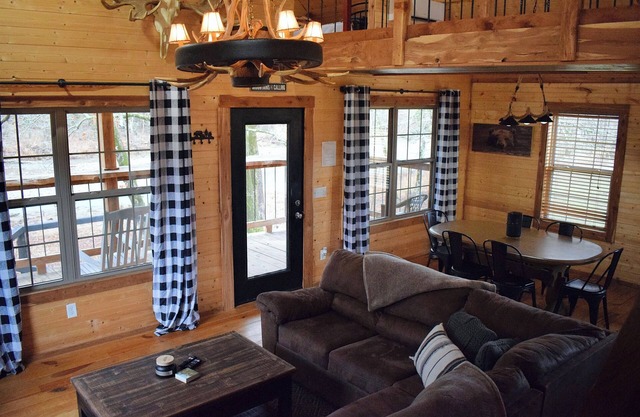 Majestic Moose Lodge- Oark Cabin Rentals