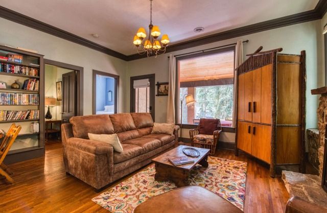 Majestic mountain cabin near Pikes Peak, hot tub close to waterfall hike
