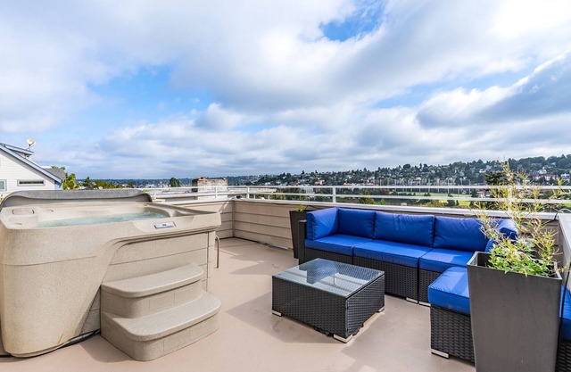 Majestic Views with a Hot Tub!