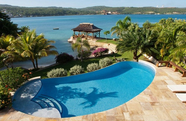 MAKANA VILLA JAMAICA - Luxury 7 Bed Beachfront Villa Discovery Bay