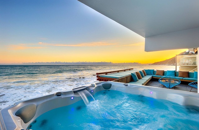 Malibu Modern Paradise , Ocean front, Amazing Ocean Views, with Spa