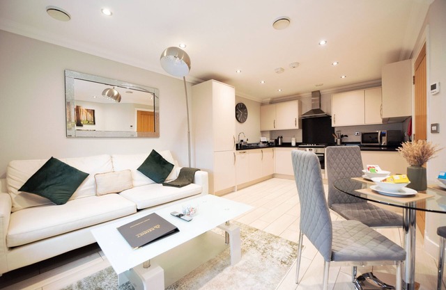 Malthouse Court - Premier 2-Bed with Balcony