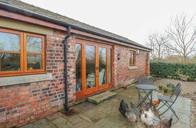 MALTKILN COTTAGE AT CROOK HALL FARM, with a garden in Bispham Green