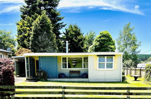 Mango Mansion - 2 minute walk to the lake!