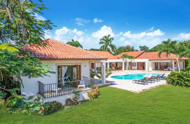 Mangos 11a: Spacious oasis w/pool, Jacuzzi, full staff and golf cart