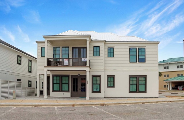🌴Manhattan | Upstairs Duplex w/2 Decks | Walk to Marina | Pet Friendly 🐾