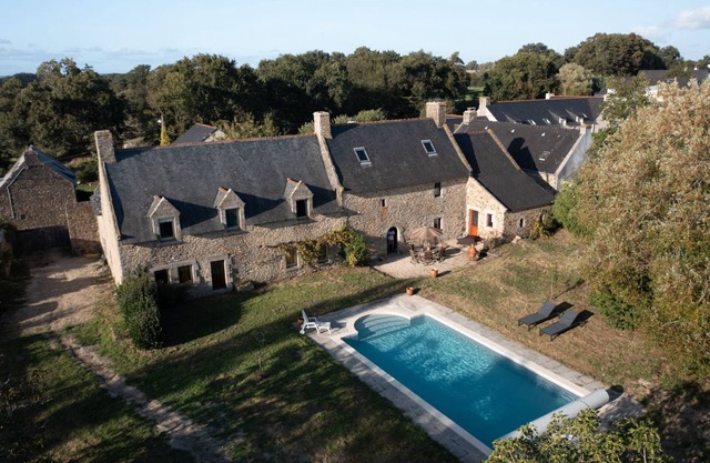 Manoir au Bord de Leau Avec Piscine Chauffée