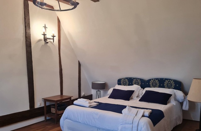 Manor 16th: 2 large rooms with bathroom to share - for 4 people