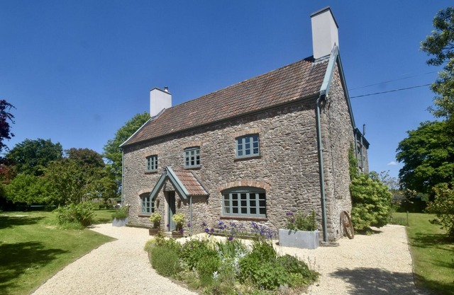 MANOR FARM HOUSE, pet friendly, character holiday cottage in Failand