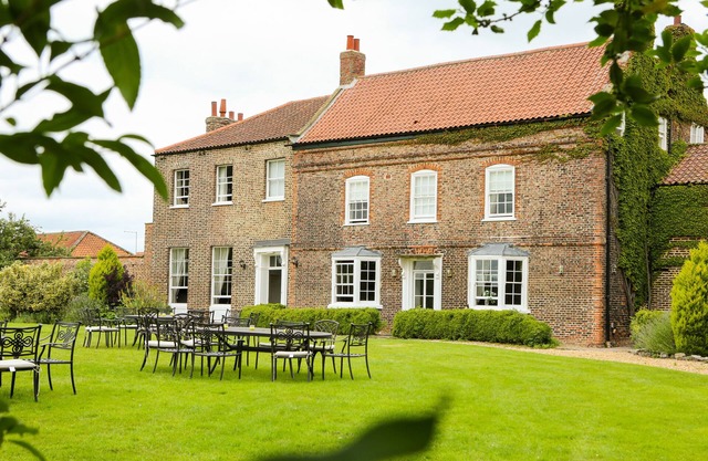 MANOR HOUSE, character holiday cottage, with hot tub in Tadcaster