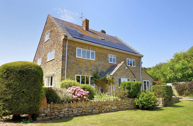 MANOR LODGE, family friendly, with open fire in Burton Bradstock