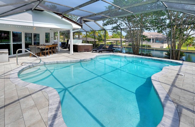 Manor on the Canal/Luxury Oasis/Pool-Hot Tub-Dock