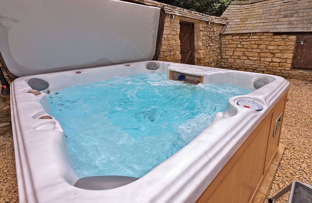 Manor Retreat near Milton Keynes with Hot Tub