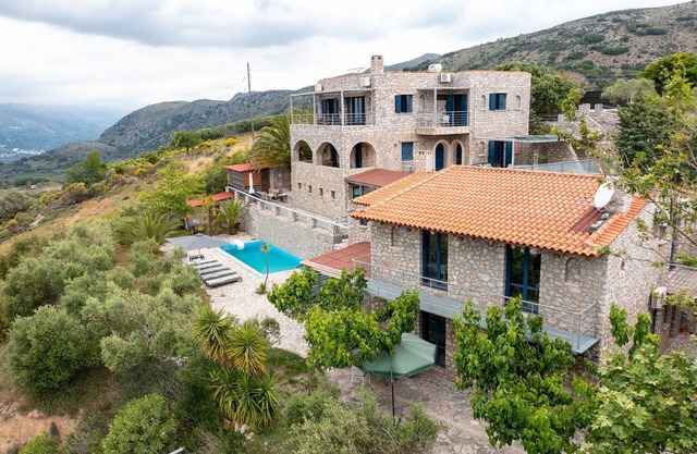 Manousaki,serene villa,pool,Near taverns
