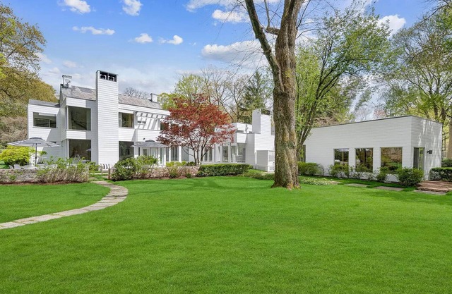 Mansion in Greenwich with private lake and river