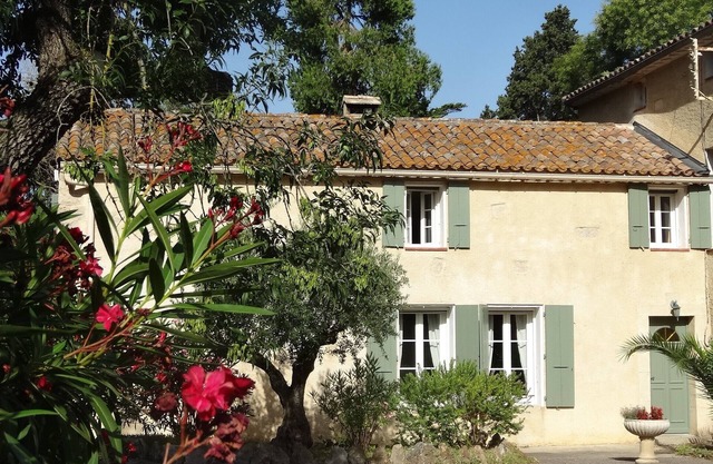 Mansion In the shade of the big trees of the park, great comfort