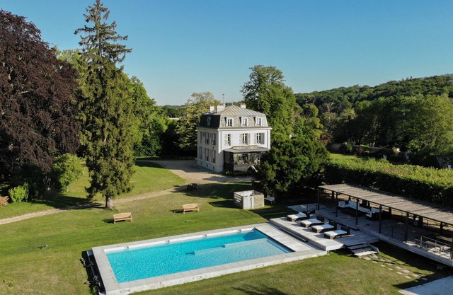 MANSION NEAR PARIS: TRADITION AND MODERNITY WITH POOL & JACUZZI