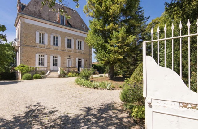 Mansion with large garden and swimming pool